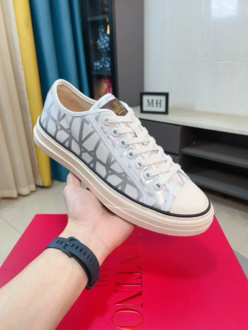 Men's shoes 💰500🌸🌸[Valentino] Couple model, official website 1:1 replica, fashionable casual men's shoes 🔜The upper is made of imported high-quality original special upper sheepskin lining, the upper foot is very stylish, personalized fashionable rubber wear-resistant outsole, size: 35-44 (45 can be customized)